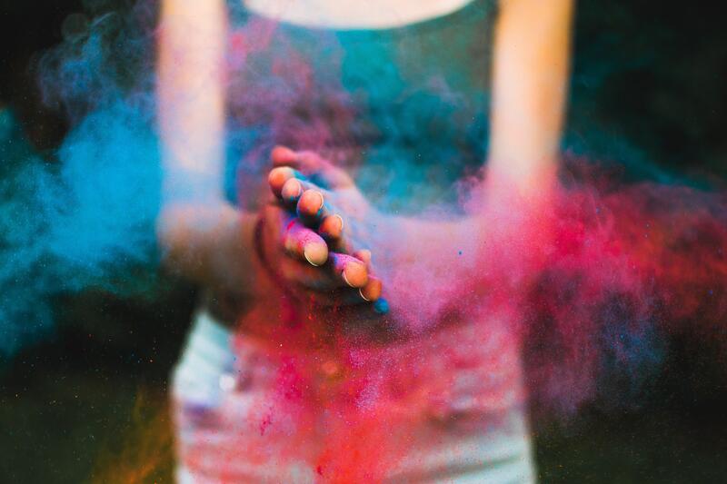 Kvinna leker med färger 