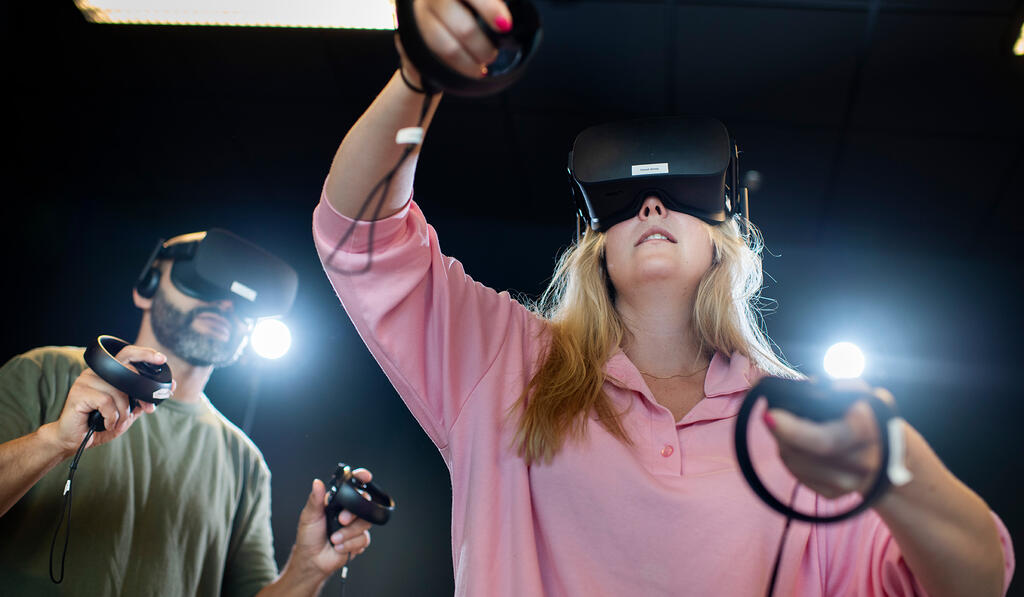Två personer testar VR glasögon