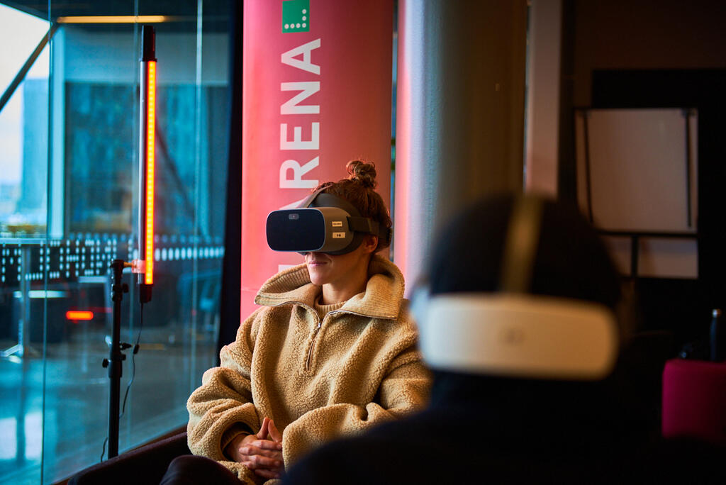 Kvinna testar VR-utrustning på event.