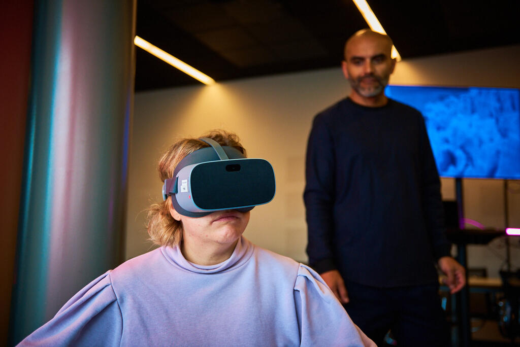 Kvinna provar VR-headset hos Gorki och tar del av en visualisering om klimatförändring. 